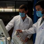 Cubrebocas, asientos separados y turnos para comer, “nueva normalidad” al viajar