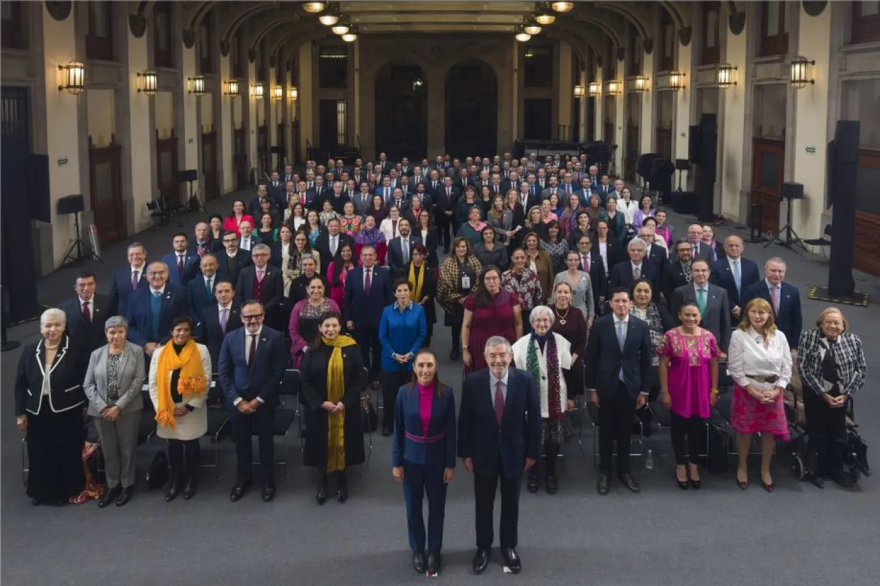 Sheinbaum traza ruta diplomática con embajadores; los reúne en Palacio Nacional