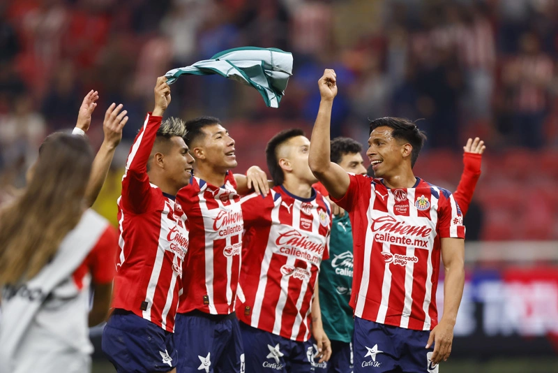¡Chivas consolida su liderato! Vence al América en el Clásico